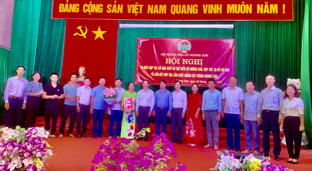 Hội nông dân xã Hương Sơn: Ra mắt Hợp tác xã và Tổ hợp tác xã nông nghiệp|https://quangthinh.langgiang.bacgiang.gov.vn/chi-tiet-tin-tuc/-/asset_publisher/M0UUAFstbTMq/content/hoi-nong-dan-xa-huong-son-ra-mat-hop-tac-xa-va-to-hop-tac-xa-nong-nghiep