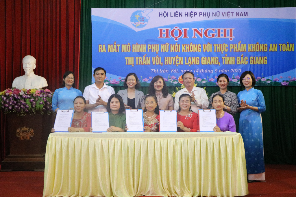 TW Hội LHPN Việt Nam ra mắt điểm mô hình "Phụ nữ nói không với thực phẩm không an toàn" tại thị...|https://quangthinh.langgiang.bacgiang.gov.vn/chi-tiet-tin-tuc/-/asset_publisher/M0UUAFstbTMq/content/tw-hoi-lhpn-viet-nam-ra-mat-iem-mo-hinh-phu-nu-noi-khong-voi-thuc-pham-khong-an-toan-tai-thi-tran-voi-huyen-lang-giang